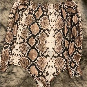 🐍 PrettyLittleThing off the shoulder